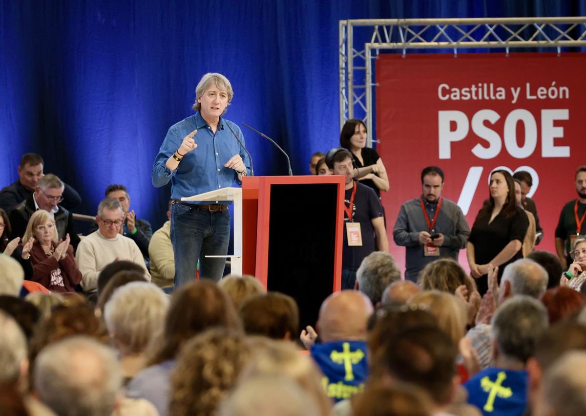 Imagen secundaria 1 - Carlos Martínez intervierne en el acto del PSOE en León.